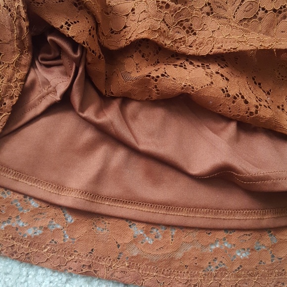 Simple lace bell sleeve dress - Picture 4 of 5